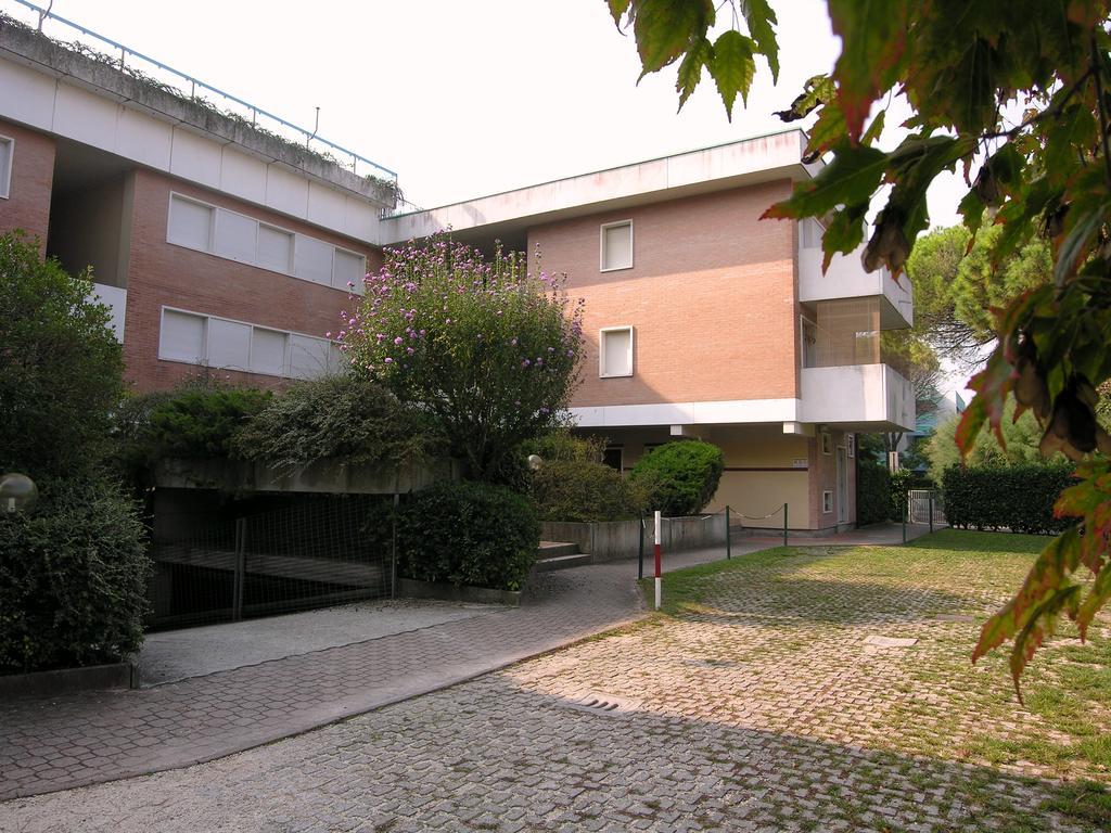 Apartment Gemini Con Piscina Бибионе Экстерьер фото